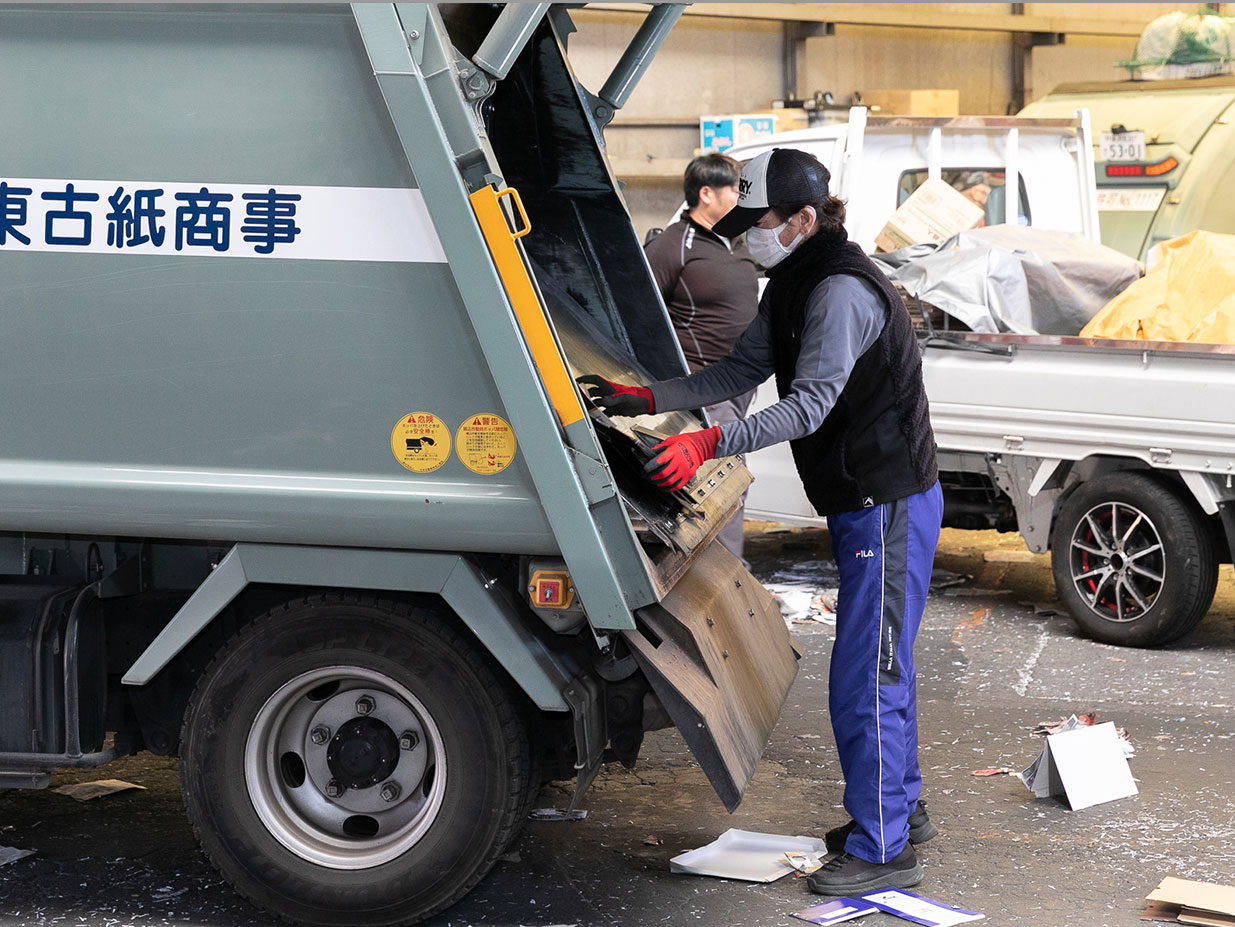 古紙 荷降ろし